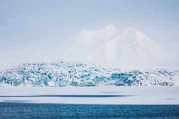 Gletsjers en besneeuwde bergen in de baai van Ymerbukta van Martijn Smeets