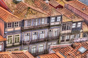 Quartier de la vieille ville, façades de maisons anciennes aux tuiles bleues, Porto, District de Por