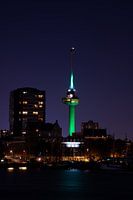 Un Euromast éclairé en soirée