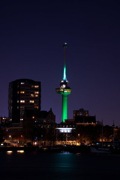 A green-lit Euromast in the evening by Tom Vogels