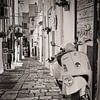 Vespa scooter in een straat in Italië in sepia van iPics Photography