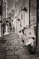 Vespa-Roller in einer Strasse in Italien in Sepia
