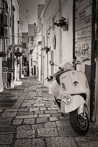 Vespa-Roller in einer Strasse in Italien in Sepia von iPics Photography