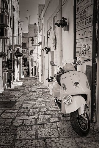 Vespa scooter in een straat in Italië in sepia van iPics Photography