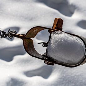 Draadspanner in de sneeuw van Marcel Pietersen
