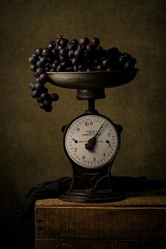 donkerbruin stilleven met druiven van FotoBob