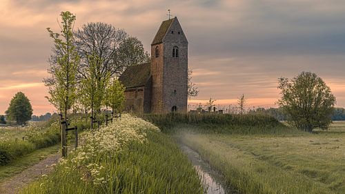 Lever de soleil printanier sur l'église de Maurice à Marsum, Groningen