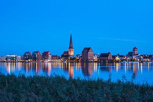 Blick über die Warnow auf die Hansestadt Rostock