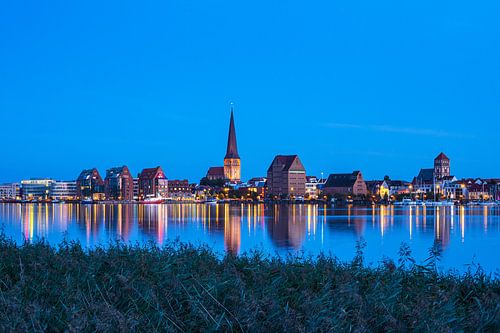 Uitzicht over de Warnow rivier naar de Hanzestad Rostock