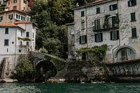 Nesso, un conte de fées, avec une famille de cygnes nageant à proximité.