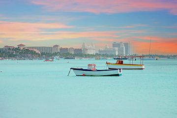 Palm Beach à Aruba dans les Antilles néerlandaises au coucher du soleil sur Eye on You