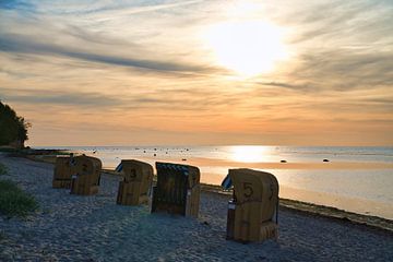 Strandstoel op het strand van de Baltische Zee. Kustvakantie aan zee van Martin Köbsch