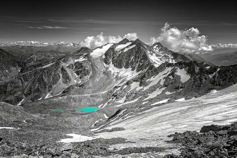 Alpine Berge unter bewölktem Himmel von Heiko Meier