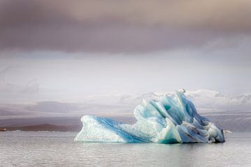 Prachtige ijsberg in IJsland van Jokulsarlon van Roy Poots