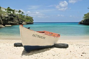 Vissersboot op het strand van Curaçao van Stefanie de Boer