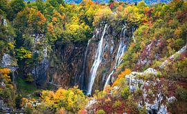 Chute d'eau en automne dans le parc national de Plitvice, Croatie sur Rietje Bulthuis