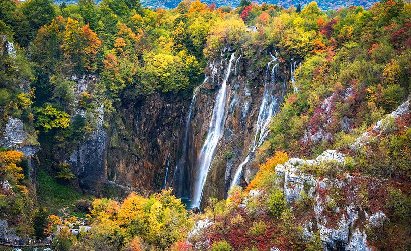 Wasserfall im Herbst Plitvice im Nationalpark, Kroatien von Rietje Bulthuis
