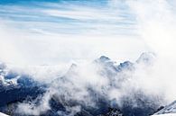 Hoge bergen steken door de wolken in de Oostenrijkse alpen van Hidde Hageman thumbnail