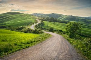 Kurvenreiche Straße in der toskanischen Landschaft. Siena, Italien