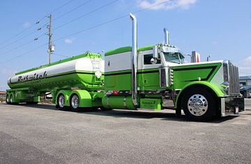 Groene Amerikaanse Peterbilt truck met tanker oplegger van Ramon Berk
