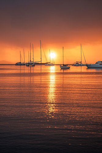 Zonsondergang op Elba met uitzicht op zee & met een boot
