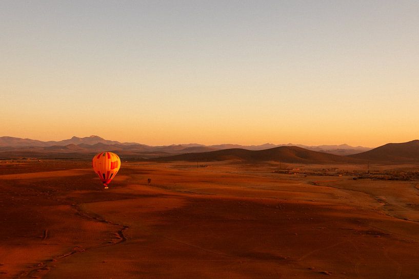 Hot air balloon floats over Moroccan desert by Stille Vertelling