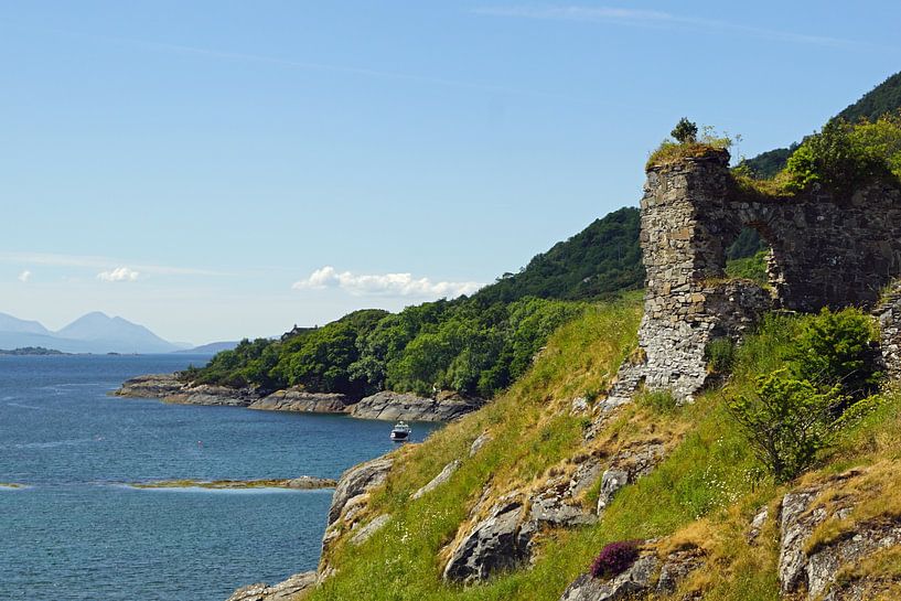 Strome Castle is the ruin of a lowland castle on the shore of Loch Carron in Stromemore by Babetts Bildergalerie