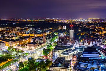 Een panoramisch uitzicht op Leipzig bij nacht van Andreas Völkel