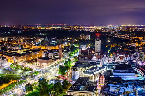Een panoramisch uitzicht op Leipzig bij nacht