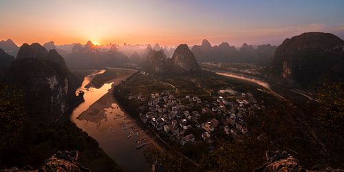 Coucher de soleil sur Xingpingzhen et la rivière Li en Chine sur Maarten Mensink
