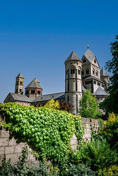 Abbaye de Maria Laach en Allemagne par une journée ensoleillée avec un ciel bleu