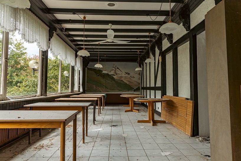 Speisesaal mit Aussicht in einem verlassenen Hotel von Het Onbekende