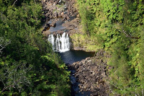 Moeilijk bereikbare waterval in de Kapehu stroom