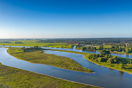 Paysage de l'IJssel vu d'en haut, un matin d'été sur Sjoerd van der Wal Photographie