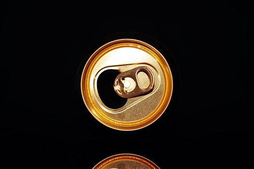 Abstraktes Foto einer Bierdose mit schwarzem Hintergrund.