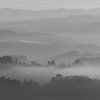 Vielschichtige Landschaft in der Toskana - Monochrome Toskana im Format 6x17 von Teun Ruijters