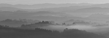 Vielschichtige Landschaft in der Toskana - Monochrome Toskana im Format 6x17