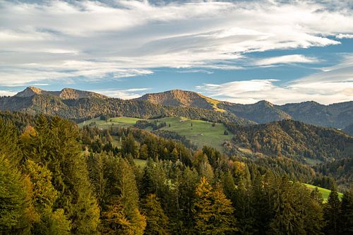 Zonsondergang in de herfst met uitzicht op de Hochgrat en de Allgäuer Alpen bij Oberstaufen