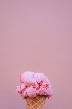 Süßer Sommer | Rosa Eiscreme in Spanien | Farbenfrohe Reisefotografie von HelloHappylife