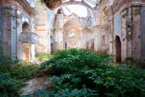 Église abandonnée en décomposition.