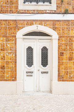 Weiße Haustür in Cascais, Portugal von Henrike Schenk