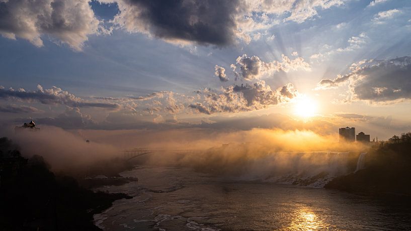 Sunrise at the Niagara Falls by Floris van Woudenberg