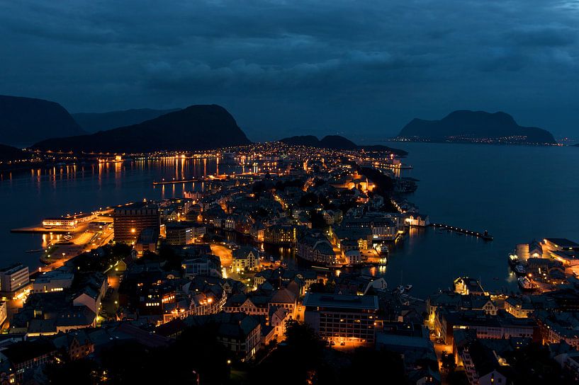 Ålesund (Noorwegen) bij nacht van Ties van Veelen