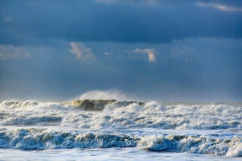 Golven op het strand van Texel in de Waddenzee