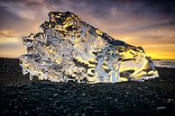 Forme d'un bloc d'iceberg sur la plage de lave de Jokulsarlong au lever du soleil. par Sjoerd van der Wal Photographie Aperçu