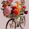 Vintage-Fahrrad mit buntem Blumenstrauß von But First Framing