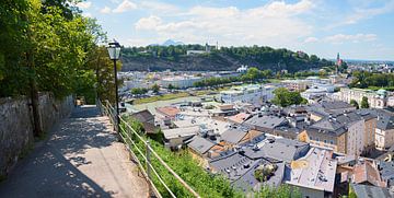 loopbrug op Festungsberg, met uitzicht op oude stad Salzburg, oostenrijk van SusaZoom