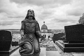 Statue von Jesus auf einem Friedhof in Langres, Frankreich von anne droogsma