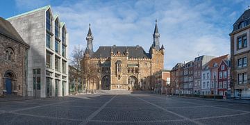 Das Aachener Rathaus im Morgenlicht von Rolf Schnepp