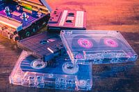 Oude vintage audiocassettes op houten ondergrond